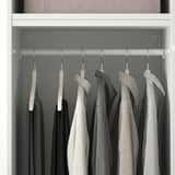 Organisierter Kleiderschrank mit hängenden Hemden und Hosen, der die verstellbaren Aufbewahrungslösungen von PLATSA präsentiert.