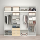 Moderner Kleiderschrank mit Kleidung, Accessoires, ordentlichen Aufbewahrungsboxen. Verstellbare Füße, Aufhängestangen, Schubladen und Regale.