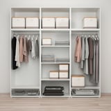 Weißer modularer Kleiderschrank mit Kleiderbügeln, Regalen und Aufbewahrungsbehältern.