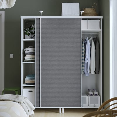 Grauer PLATSA-Kleiderschrank mit Regalen und Hängefläche, Eckeinbau.