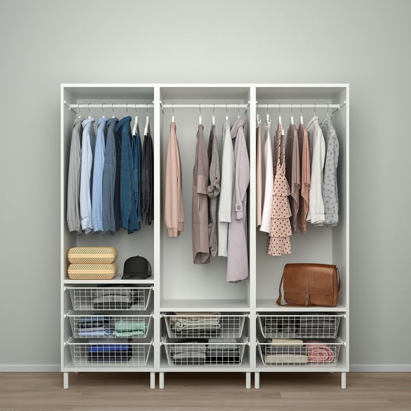 Ein moderner Kleiderschrank mit Schiebetüren, Kleiderbügeln und Drahtkörben zur organisierten Aufbewahrung von Kleidung und Accessoires.