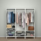 Ein moderner Kleiderschrank mit Schiebetüren, Kleiderbügeln und Drahtkörben zur organisierten Aufbewahrung von Kleidung und Accessoires.