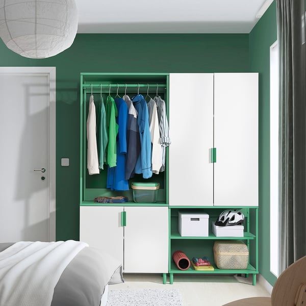 Modernes Schlafzimmer mit großem grün-weißem PLATSA-Stauraum. Hängt Kleidung auf, bewahrt Gegenstände auf. Hell, geräumig, ordentlich.