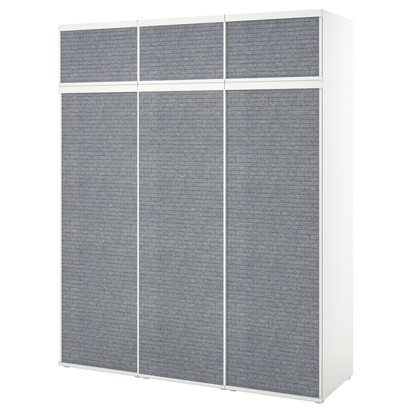 Weißer PLATSA-Kleiderschrank mit grauen Filzschiebetüren.
