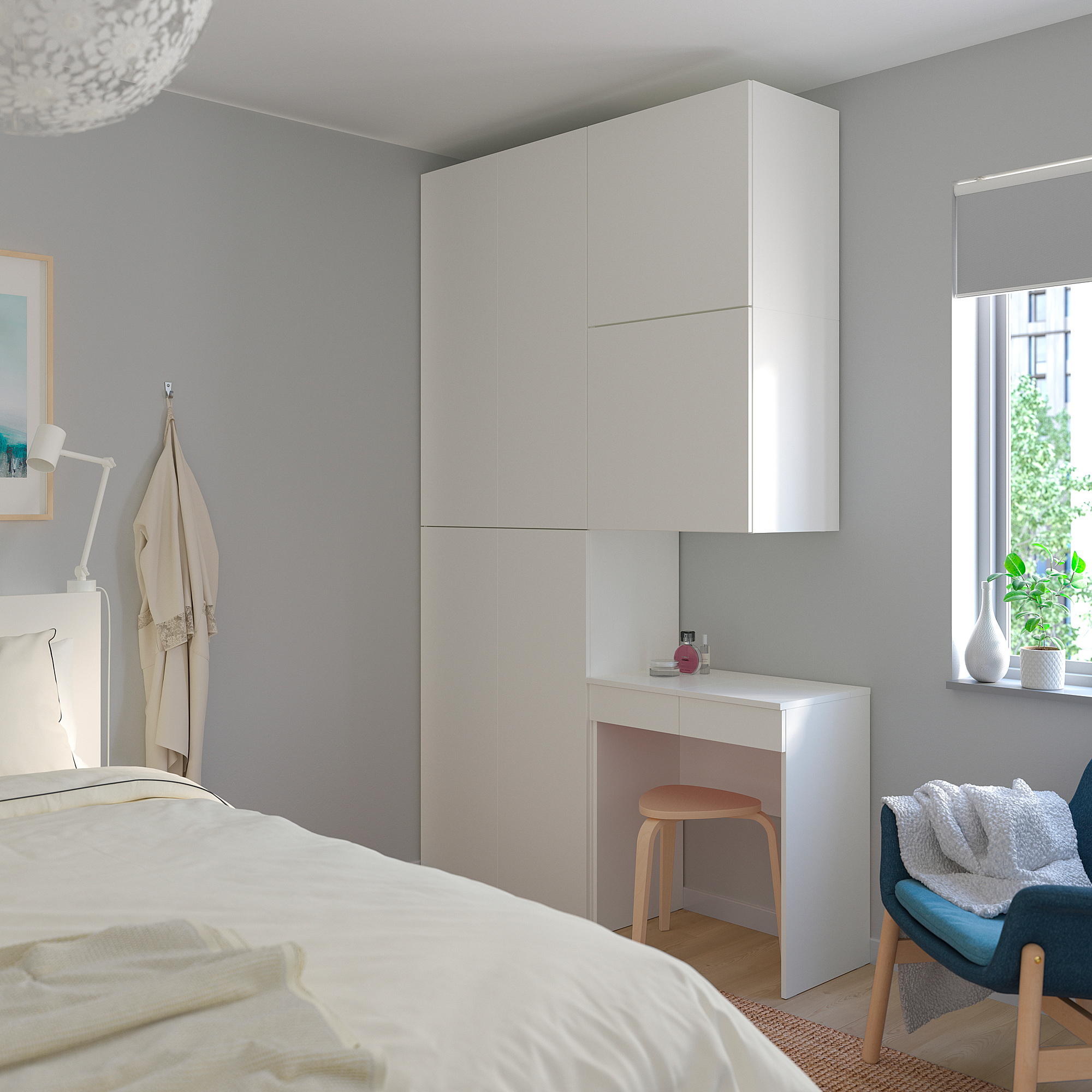 Modernes Schlafzimmer mit weißem PLATSA-Stauraum, beigem Mantel, kleinem Hocker, blauem Stuhl und Decke.