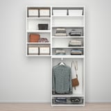 Ein weißer PLATSA-Kleiderschrank mit Regalen für Kleidung und Aufbewahrungsfächern, hängenden Kleidungsstücken und verstellbaren Füßen.