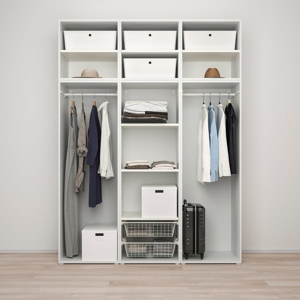 Moderner Kleiderschrank mit Haken, Regalen und Behältern für eine organisierte Aufbewahrung.