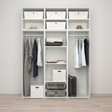 Moderner Kleiderschrank mit Haken, Regalen und Behältern für eine organisierte Aufbewahrung.