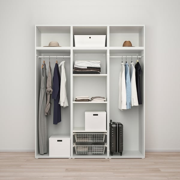 Ein weißer PLATSA-Kleiderschrank verstaut Kleidung, gefaltete Stapel und Accessoires in Regalen, Kleiderstangen und Aufbewahrungsboxen.