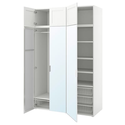 Weißer PLATSA-Kleiderschrank, drei Abschnitte: zwei Schränke mit Spiegeltüren, ein offenes Regal. Modernes, minimalistisches Design.