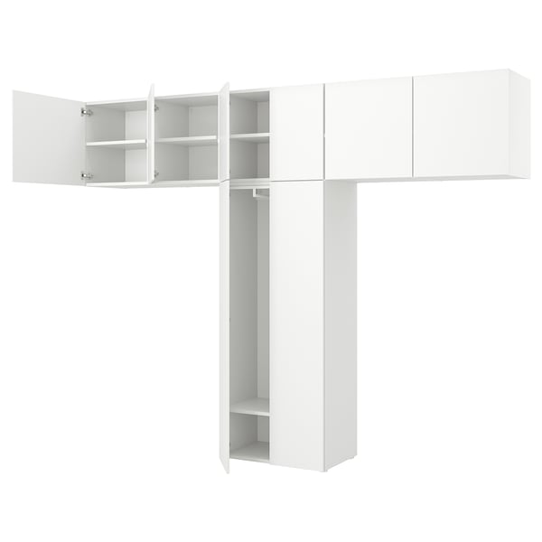 Weißes PLATSA-Aufbewahrungssystem mit offenen Regalen und Schränken, sauberes, modernes Design.