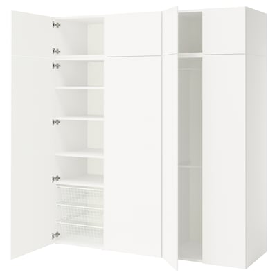 Ein weißer Aufbewahrungsschrank PLATSA mit verstellbaren Regalen und Drahtkörben in minimalistischem, modernem Design.