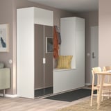 Moderner Eingangsbereich mit PLATSA-Schränken, Spiegeltüren und Kissen. Bank und Mäntel.