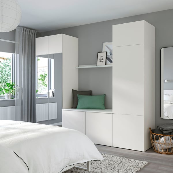 Minimalistisches Schlafzimmer mit PLATSA-Stauraum, Bett, Teppich und Handtüchern.