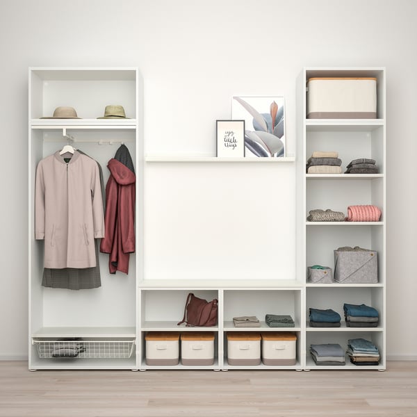 Moderner, modularer Kleiderschrank mit offenem und geschlossenem Stauraum. Hängende Kleidung, gefaltete Gegenstände und Aufbewahrungsbehälter.
