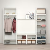 Moderner, modularer Kleiderschrank mit offenem und geschlossenem Stauraum. Hängende Kleidung, gefaltete Gegenstände und Aufbewahrungsbehälter.