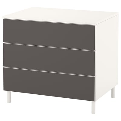 Ein weiß-grauer PLATSA-Aufbewahrungsschrank mit drei Schubladen. Das Gerät steht auf vier weißen Beinen und hat ein modernes, schlankes Design.