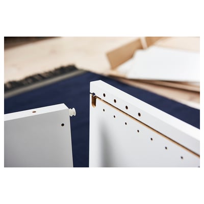 Weißer Ikea PLATSA Aufbewahrungsschrank, rechteckiges, minimalistisches Design für Platzersparnis.