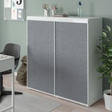 Weißer PLATSA-Schrank mit grauen Türen in der Home-Office-Ecke, höher als Schreibtisch, Wohngegenstände, Pflanze daneben.