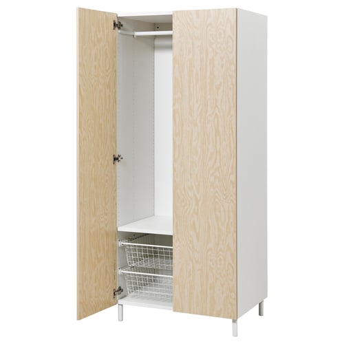 Ein offener, heller Holzschrank namens PLATSA mit verstellbaren Einlegeböden und einer Aufhängestange.