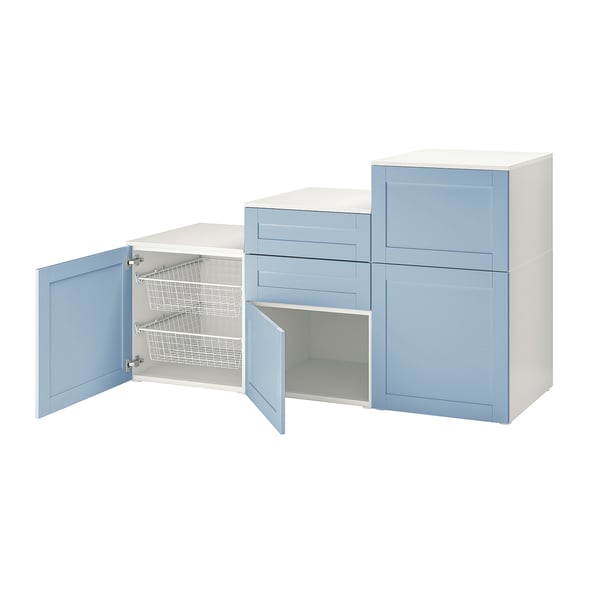 Blauer PLATSA-Aufbewahrungsschrank mit offenem Schrank, Drahtkörben, Schubladen und Arbeitsplatte. Modernes und minimalistisches Design.