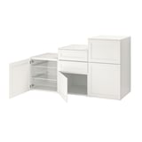 Weißes PLATSA-Aufbewahrungsset, modular mit offenem und geschlossenem Abschnitt, Metallkörben, schlankem Design.