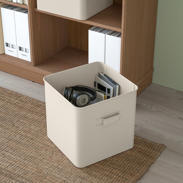Weiße PLOGFÅRA-Aufbewahrungsbox mit Griff für Kopfhörer und Papiere, perfekt zum Organisieren von Büromaterial.
