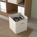 Weiße PLOGFÅRA-Aufbewahrungsbox mit Griff für Kopfhörer und Papiere, perfekt zum Organisieren von Büromaterial.