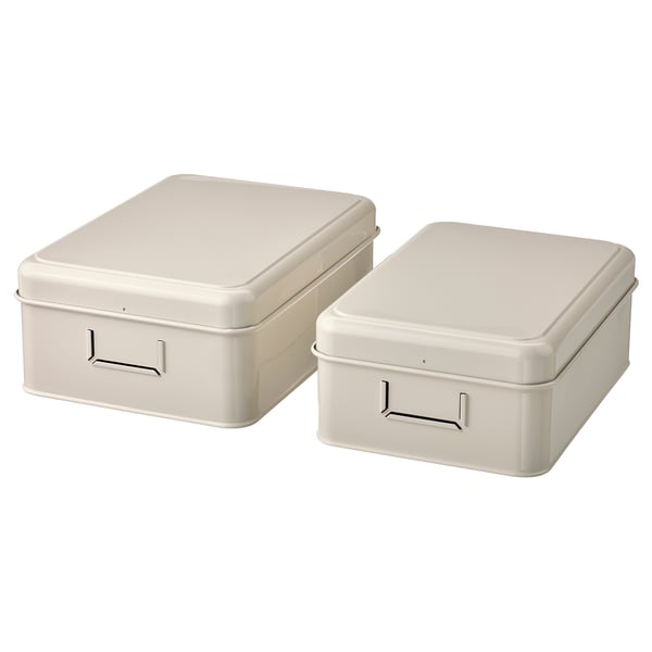 Zwei hellbeige Metallboxen mit Deckeln und Griffen, perfekt zum Aufbewahren und Organisieren von Gegenständen, mit klassischem Design.