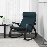 Blauer gepolsterter Schaukelstuhl im Wohnzimmer, neben Tisch und Lampe.