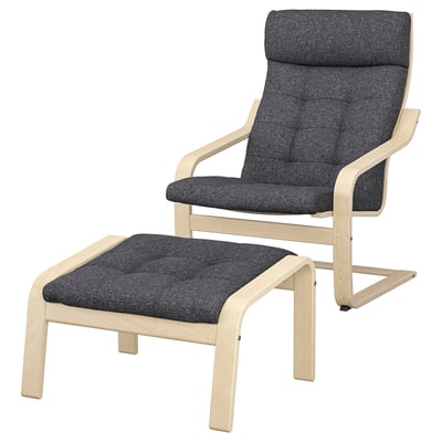 Ein Set aus hellem Holzstuhl und Fußhocker mit dunkelgrauen Kissen und einem schlanken und geschwungenen Design, ideal zum Entspannen.
