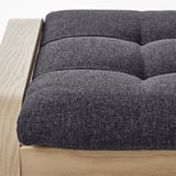 Moderner Stuhl mit schlankem Bugholzgestell und weichen Kissen. Komfortabel und stilvoll, zum Entspannen gedacht.