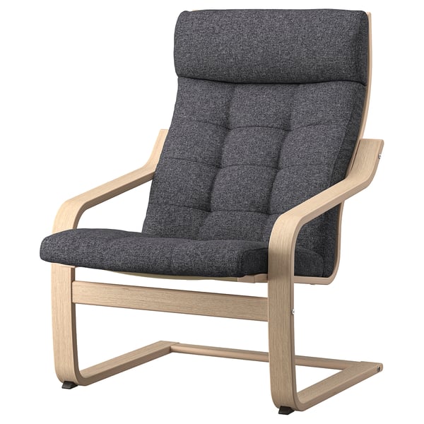 Ein POÄNG Sessel aus dunkelgrauem Stoff mit hellem Holzgestell. Es hat ein gebogenes Design für Komfort und Halt.