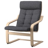 Ein POÄNG Sessel aus dunkelgrauem Stoff mit hellem Holzgestell. Es hat ein gebogenes Design für Komfort und Halt.