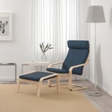 Moderne Wohnzimmereinrichtung mit blauem POÄNG-Sessel und passendem Fußhocker, gestaltet mit Holzboden und grauer Lampe.