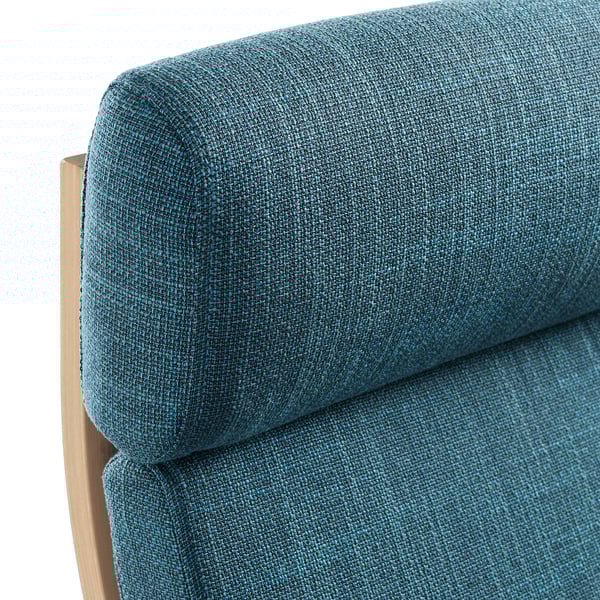 Nahaufnahme einer Armlehne eines blauen Stoffsofas, die ihre Textur und ihr Design zeigt.