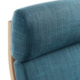 Nahaufnahme einer Armlehne eines blauen Stoffsofas, die ihre Textur und ihr Design zeigt.