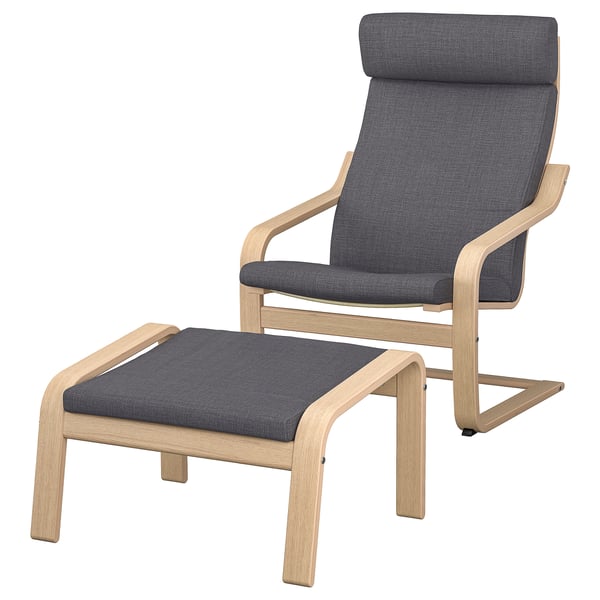 Ein POÄNG Sessel und Fußhocker aus heller Eiche mit dunkelgrauen Kissen, die Komfort und ein modernes Design bieten.