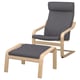 Ein POÄNG Sessel und Fußhocker aus heller Eiche mit dunkelgrauen Kissen, die Komfort und ein modernes Design bieten.