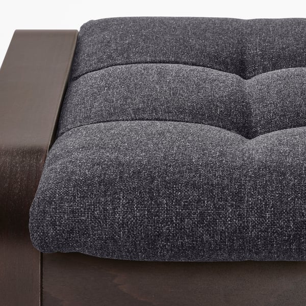 Modernes Sofa aus dunklem Holz mit weichen, gepolsterten Sitzen, das Komfort und Qualität zeigt.