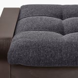 Modernes Sofa aus dunklem Holz mit weichen, gepolsterten Sitzen, das Komfort und Qualität zeigt.