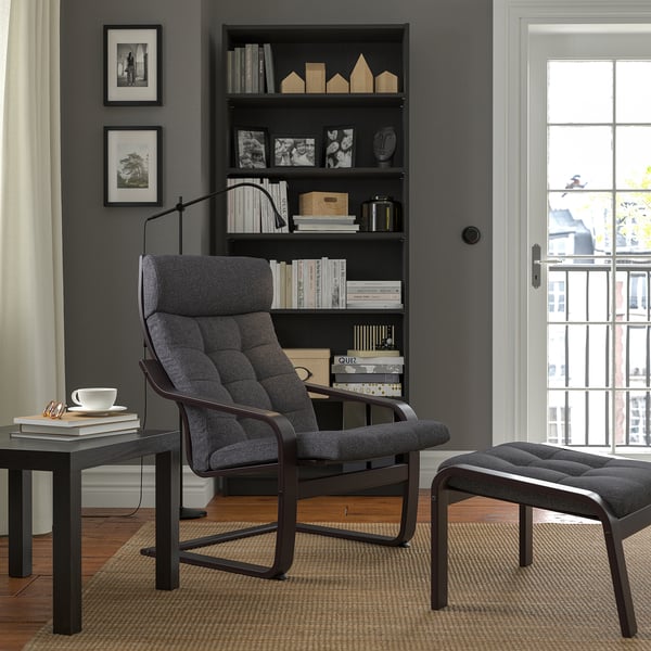 Modernes Wohnzimmer mit POÄNG Stuhl & Fußhocker, gepolstert, neutrale Farben.