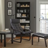 Modernes Wohnzimmer mit POÄNG Stuhl & Fußhocker, gepolstert, neutrale Farben.