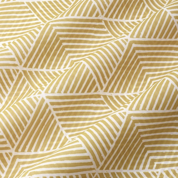 Geometrischer beiger Vorhang aus nächster Nähe. Kompliziertes, sich wiederholendes Muster auf weichem, lichtstreuendem Stoff.