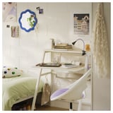 Gemütliches Schlafzimmer mit PRUNKHALLON Spiegel, Schreibtisch und Bett.