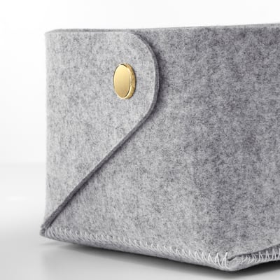 PUDDA grauer Aufbewahrungskorb aus Filz, rechteckige Form, Knopfverschluss aus Messing.