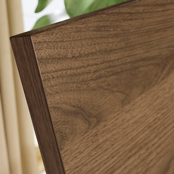 Nahaufnahme von hochwertigen Holzmöbeln; glattes Walnuss-Finish und schlankes Design.
