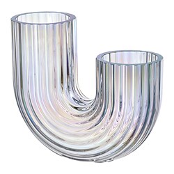 Die Vase RÄFFELBJÖRK, eine Skulptur aus klarem Glas mit einem fließenden, vom Regenbogen inspirierten, gerillten Design.