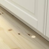 Eine eingebaute Spülmaschine mit einem Licht, das auf den Boden scheint. Dies ist die Beam-on-Floor-Funktion, die hervorhebt, wenn der Geschirrspüler in Betrieb ist.