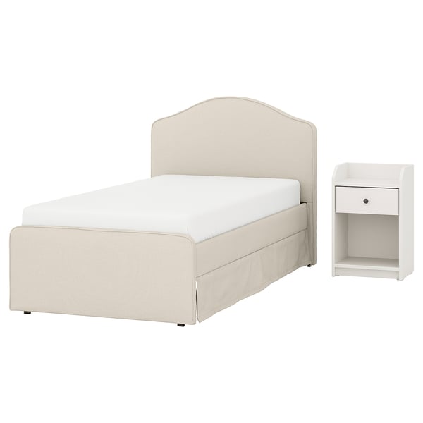 Stellen Sie sich ein beige RAMNEFJÄLL-Bett mit gepolstertem Kopfteil und Fußende vor. Enthält einen weißen Hauga-Nachttisch mit Schublade.